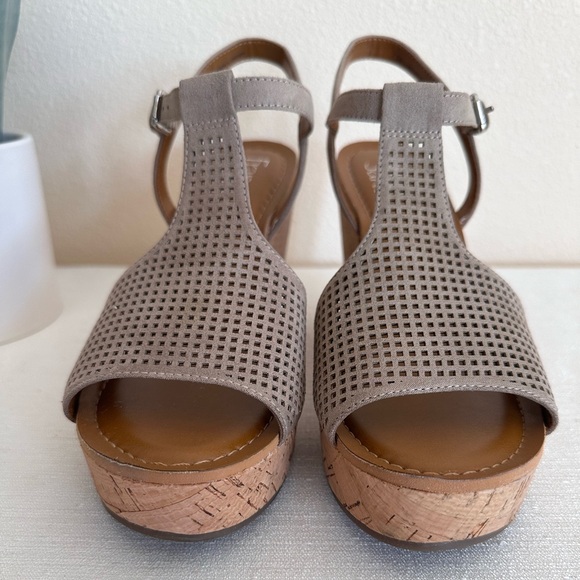 Franco Sarto Clinton2 Taupe Perforated Microsuede Cork Wedge Sandals 7.5M - Picture 4 of 11